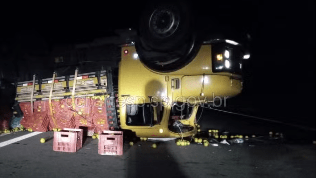 Caminhão carregado com caixas de laranja tomba na SP-333 em&nbsp;Marília