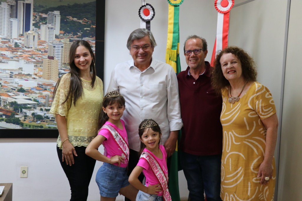 Prefeito Daniel Alonso recebe misses mirins Nicoly e Eloah, que irão representar Marília no Miss São&nbsp;Paulo