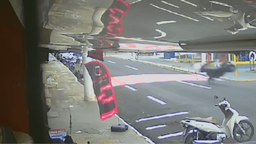 Vídeo registra motociclista sendo arremessado após perder o controle da&nbsp;moto