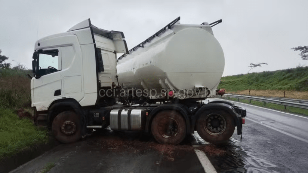 Carreta Perde o Controle e Colide em Talude na Rodovia Comandante João Ribeiro de Barros&nbsp;SP-294