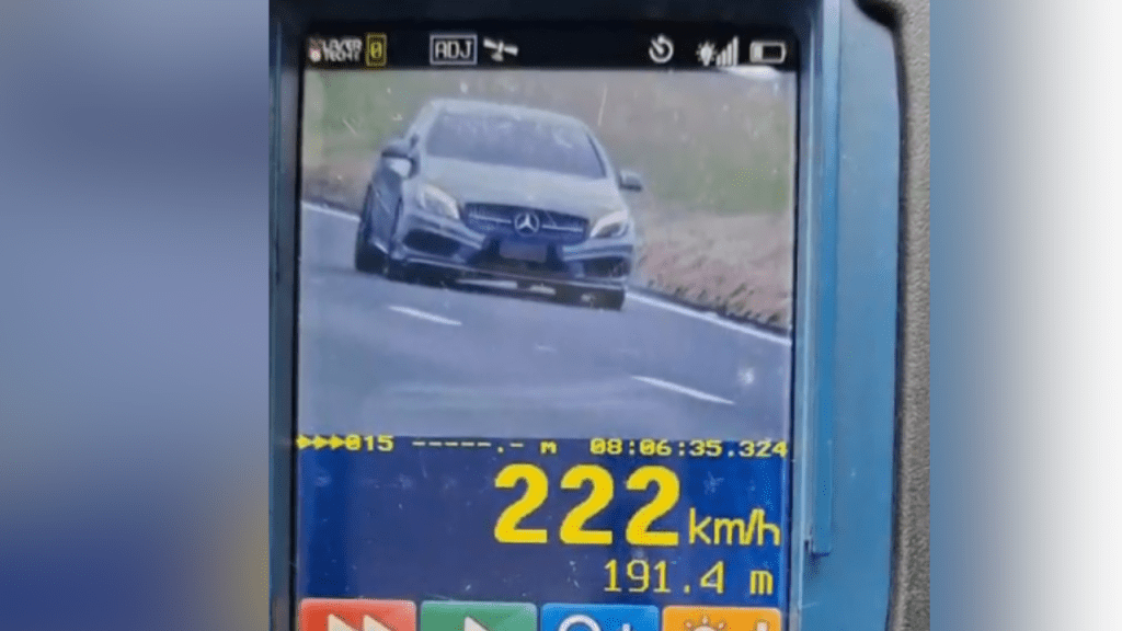 Absurdo: Polícia Rodoviária Flagra Carro a 222 km/h na Rodovia Castello Branco em Ação da Operação Natal/Ano&nbsp;Novo