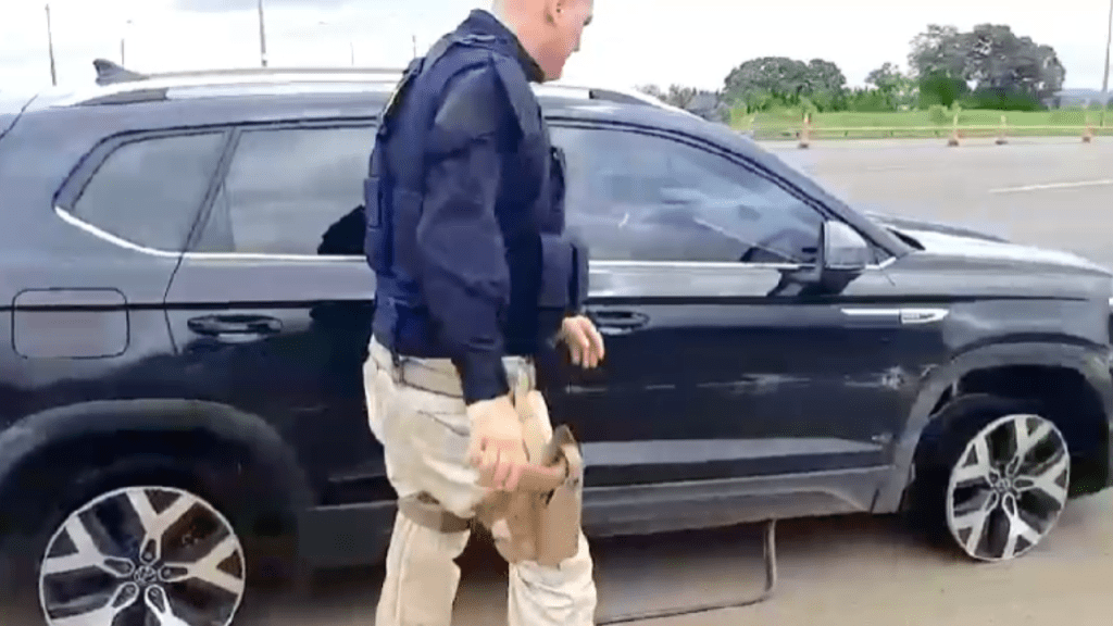 Inacreditável: Motorista é flagrado dirigindo sem os quatro pneus por 30 quilômetros na BR-153&nbsp;(vídeo)