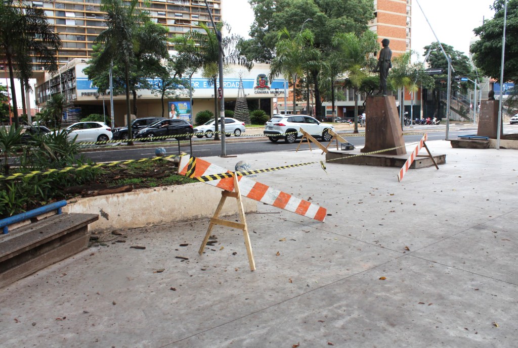 Área no entorno da seringueira da praça Saturnino de Brito, no centro de Marília, é isolada para a segurança de&nbsp;pedestres