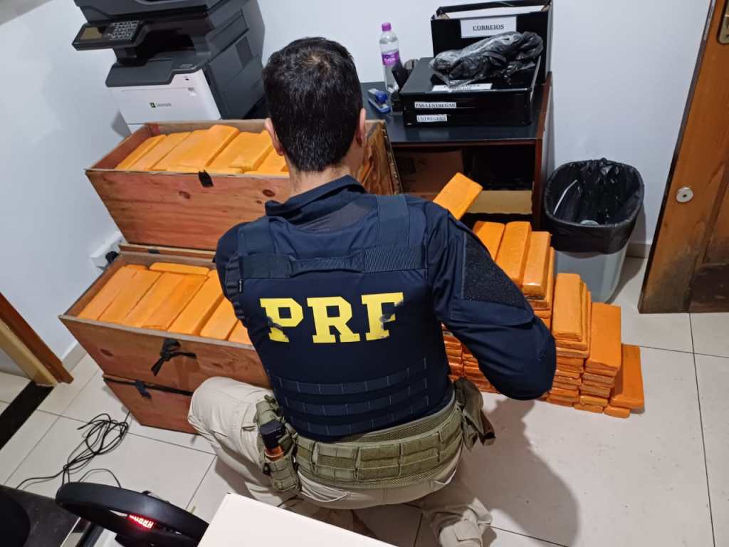 PRF apreende 245 kg de maconha e prende casal em operação na&nbsp;BR-153