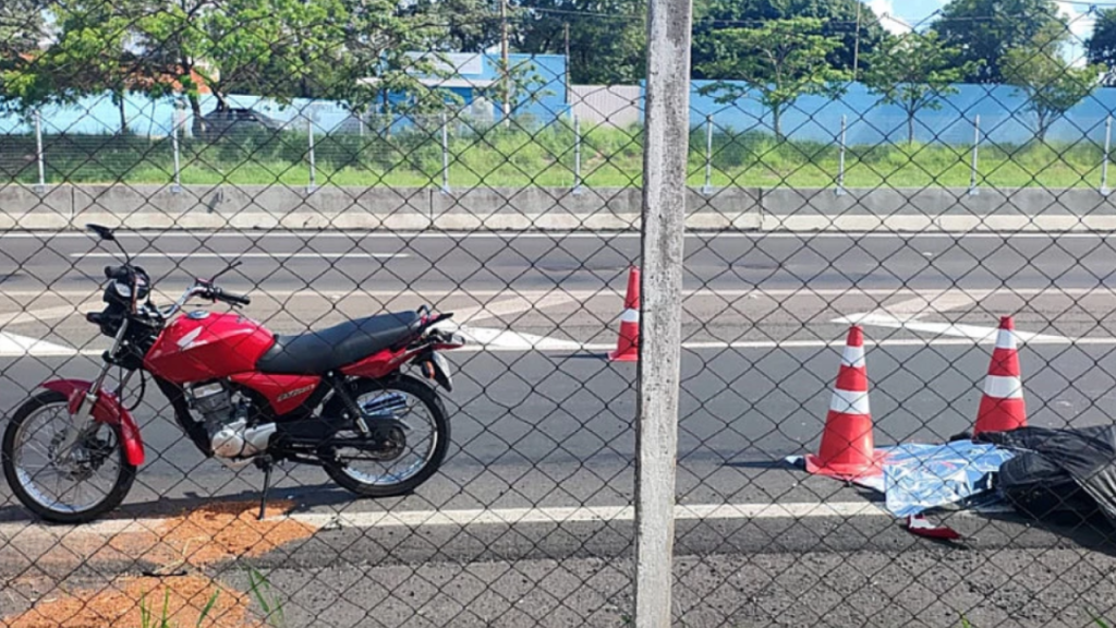 Motociclista morre atropelado por caminhão em acidente na rodovia SP-294 em&nbsp;Marília