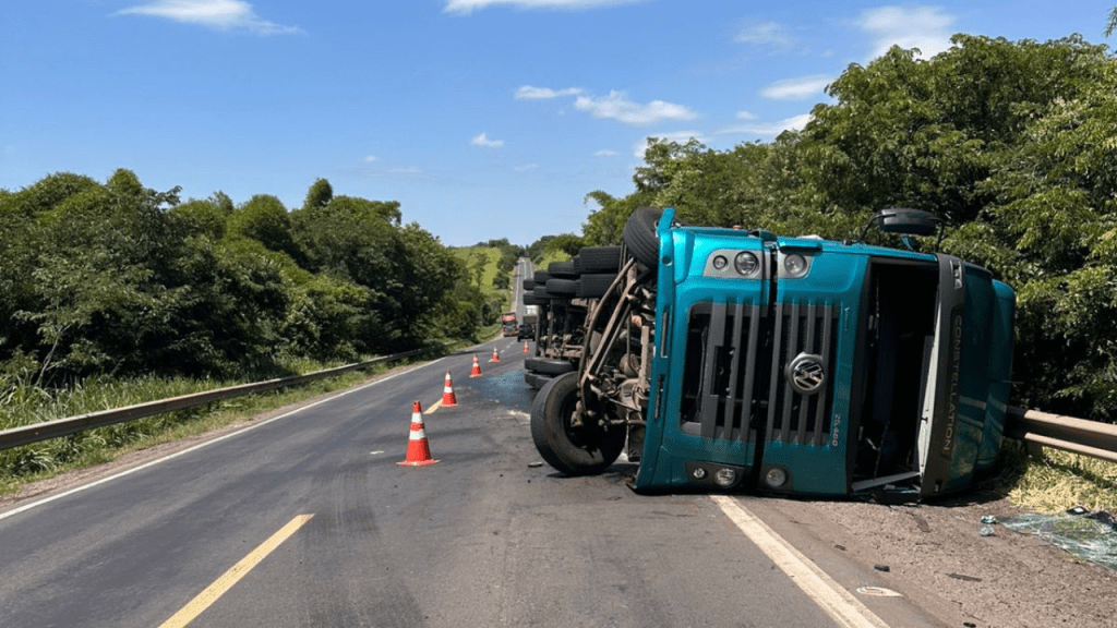 Acidente na BR-153: Caminhão Tomba e Interrompe Tráfego na&nbsp;rodovia