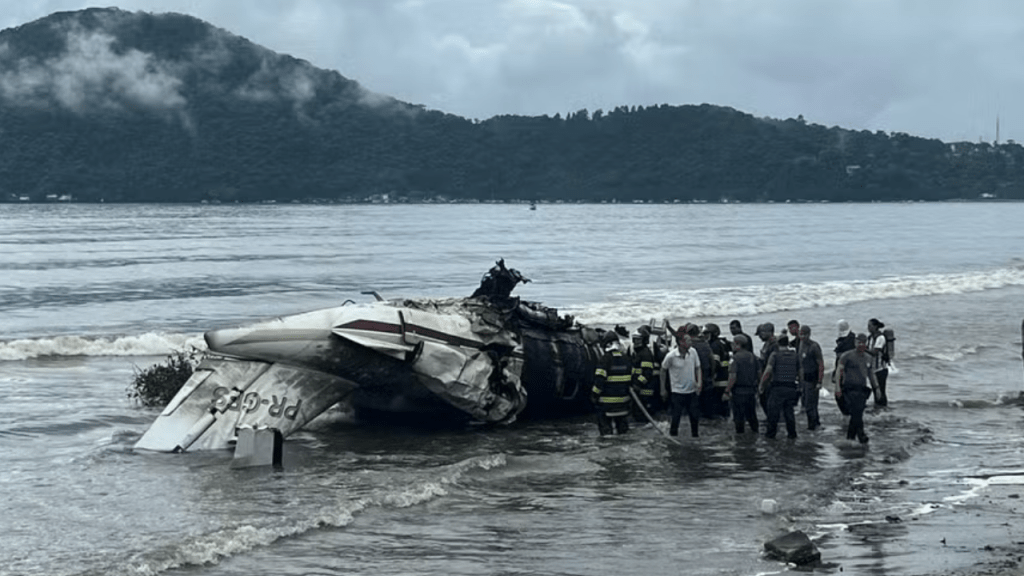 Urgente: Avião de pequeno porte explode na Praia do Cruzeiro em Ubatuba, no litoral de São Paulo&nbsp;(vídeo)