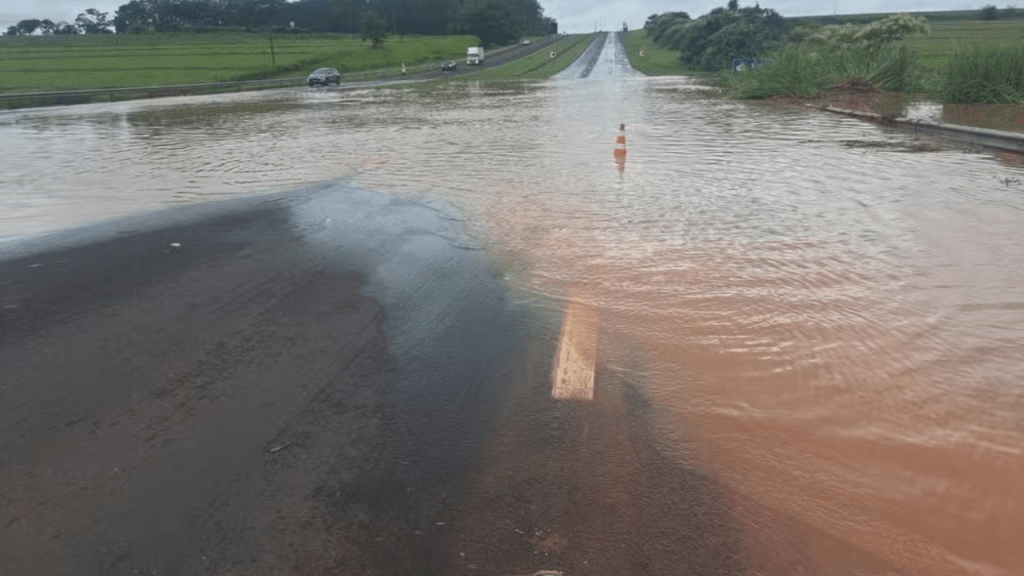 Trecho da Rodovia Marechal Rondon (SP-300) é interditado por alagamento após fortes chuvas na&nbsp;Região