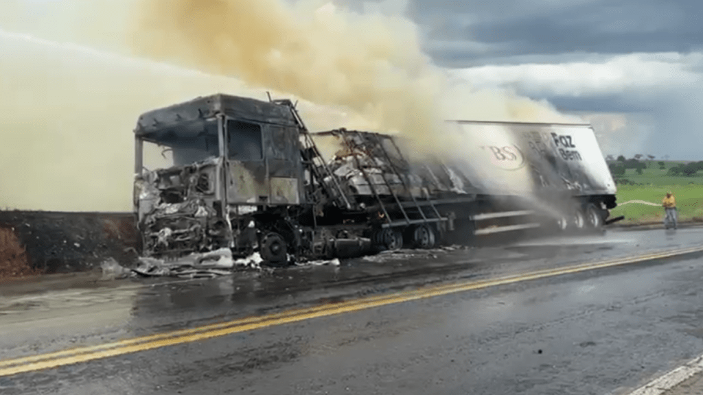 Carreta frigorífica carregada de carnes pega fogo na BR-153, carga avaliada em R$ 1 milhão&nbsp;(vídeo)