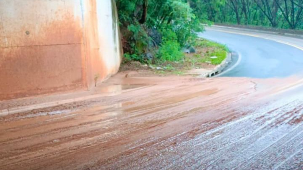 Prefeitura acompanha alerta para chuvas e deslizamento de&nbsp;terra