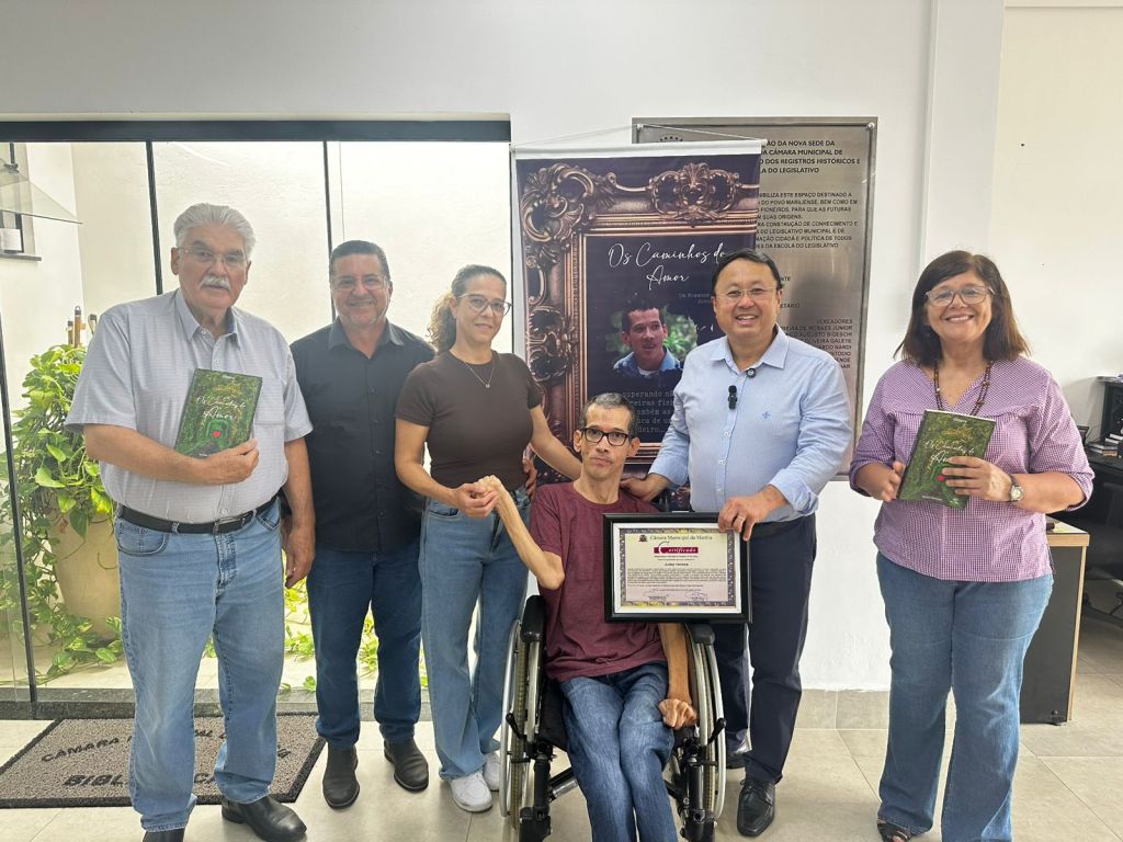Câmara Municipal de Marília Homenageia o Escritor Junior Ferreira pelo Lançamento de “Os Caminhos do&nbsp;Amor”
