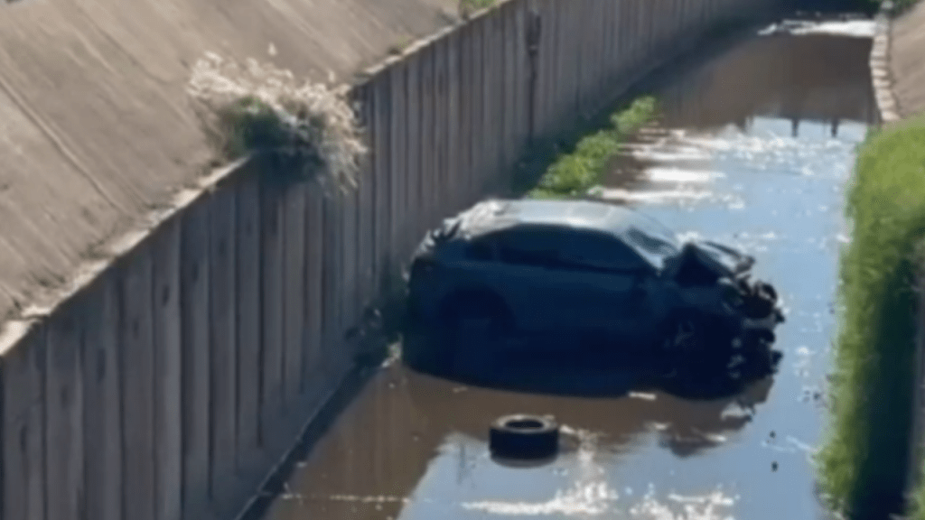 Motorista embriagada invade contramão, bate em moto e cai em córrego em cidade da Região&nbsp;(vídeo)