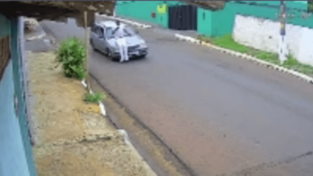 Homem é atropelado após suposta confusão em bar na Região&nbsp;(vídeo)