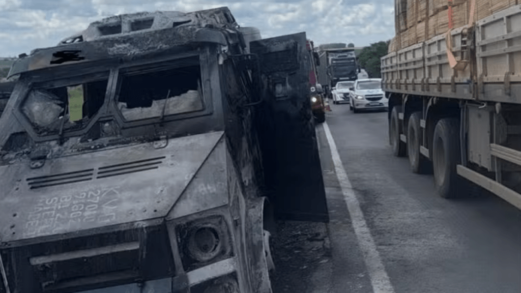 Carro-Forte Pega Fogo na BR-153 região de&nbsp;Marília