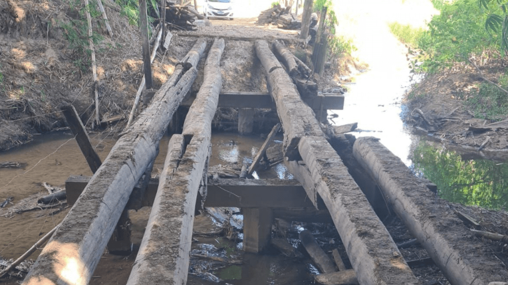 Prefeitura realiza manutenção e recuperação de duas pontes rurais na região do distrito de&nbsp;Dirceu