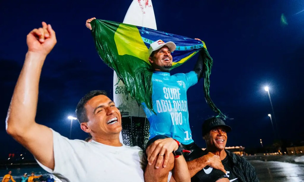 Ítalo Ferreira vence etapa de Abu Dhabi e assume liderança da&nbsp;WSL