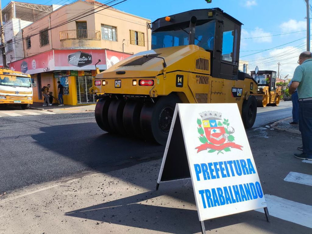 Recapeamento: Rua Paraná recebeu novo asfalto neste sábado&nbsp;(8)