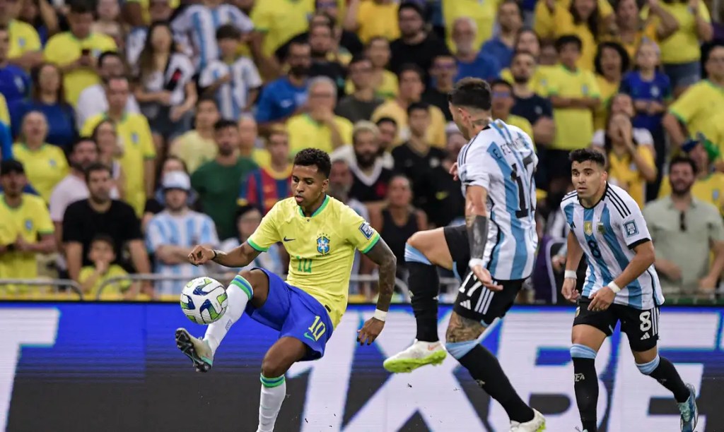 Cheio de desfalques, Brasil visita Argentina pelas&nbsp;Eliminatórias
