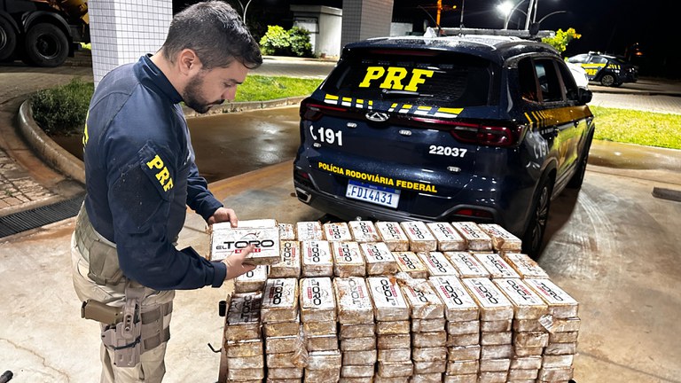PRF Apreende Mais de 200 Quilos de Cocaína Escondidos em Caminhão Carregado com Amendoim na&nbsp;BR-153