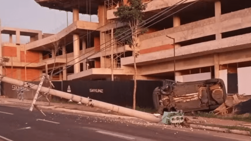 Motorista Capota Carro na Cascata, Derruba Poste e Abastecimento de Água em Marília fica&nbsp;Comprometido