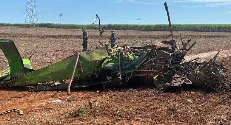 Avião de pequeno porte cai em rodovia do Interior de São Paulo e piloto morre no&nbsp;local