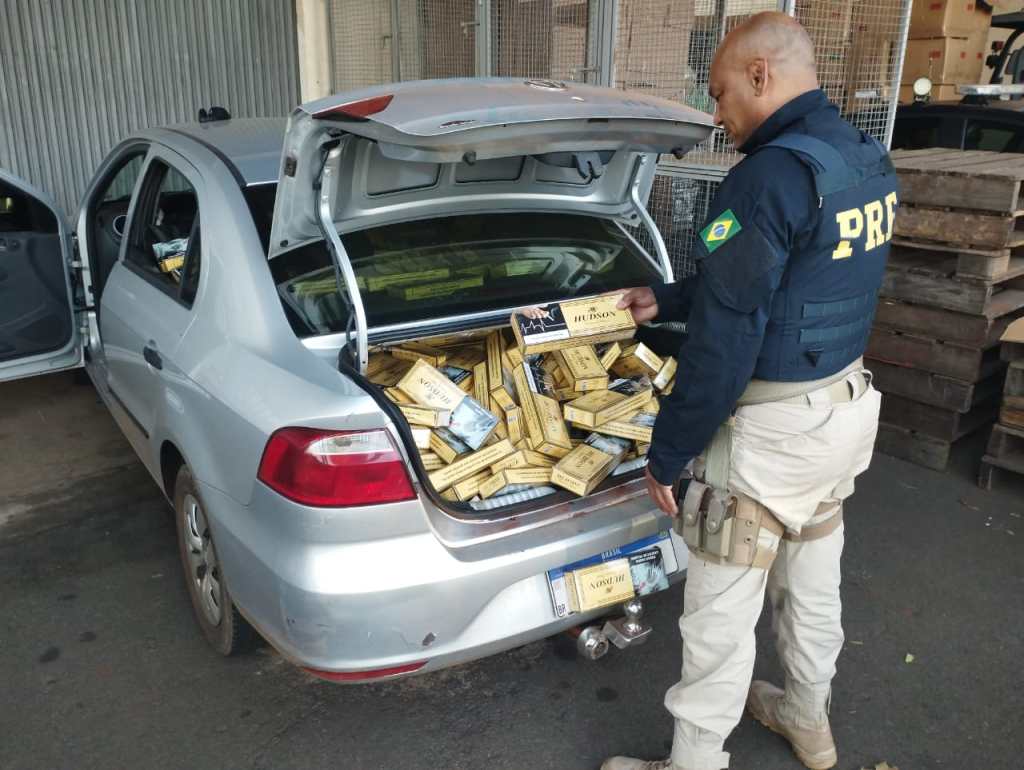 PRF apreende carro lotado com cigarros do&nbsp;Paraguai