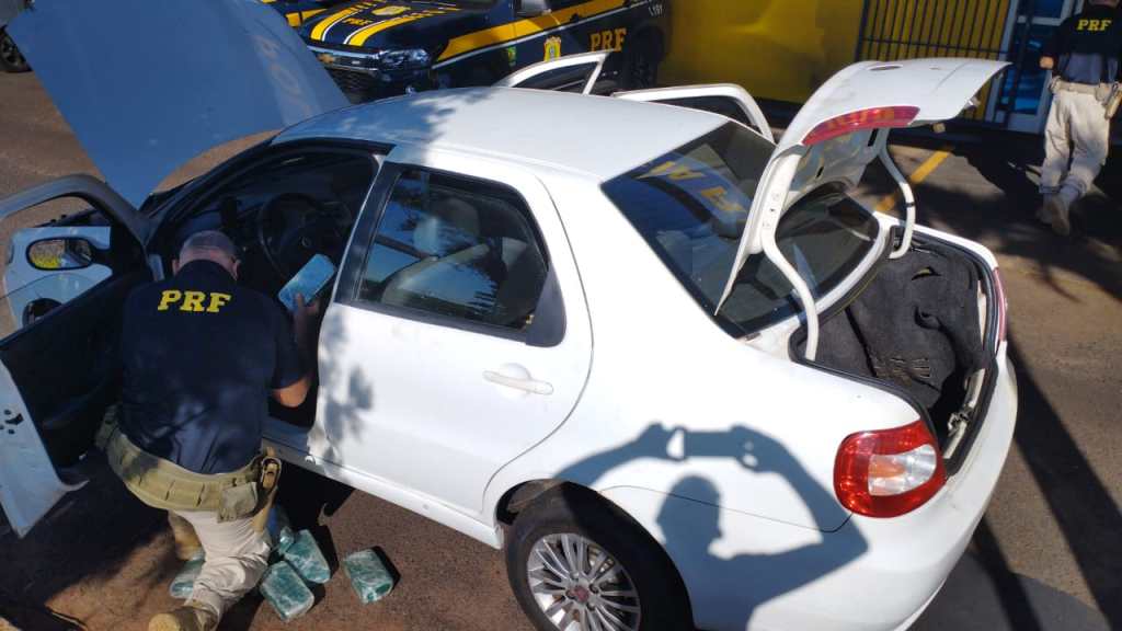 Homem é preso pela PRF na BR-153 com 12 tijolos de pasta base de cocaína escondidos no&nbsp;carro