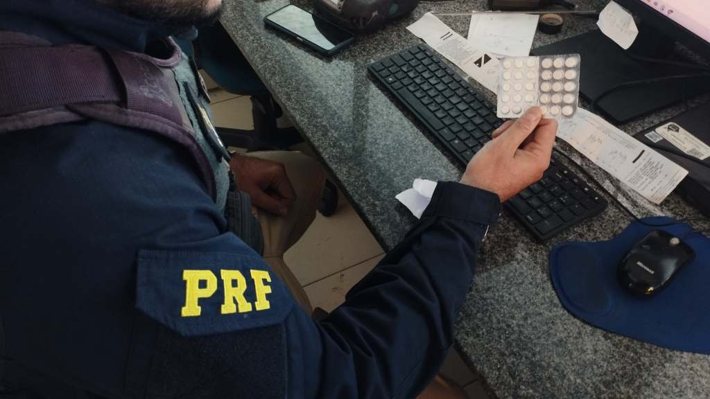 Motorista de carreta é detido pela PRF com 30 comprimidos de “rebite” em&nbsp;Marília