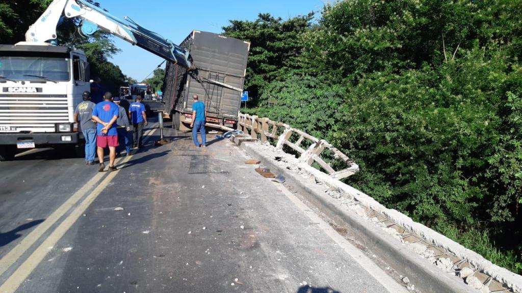 Após Colisão, Caminhão Boiadeiro Fica Suspenso em Ponte sobre o Rio Turvo, na&nbsp;BR-153