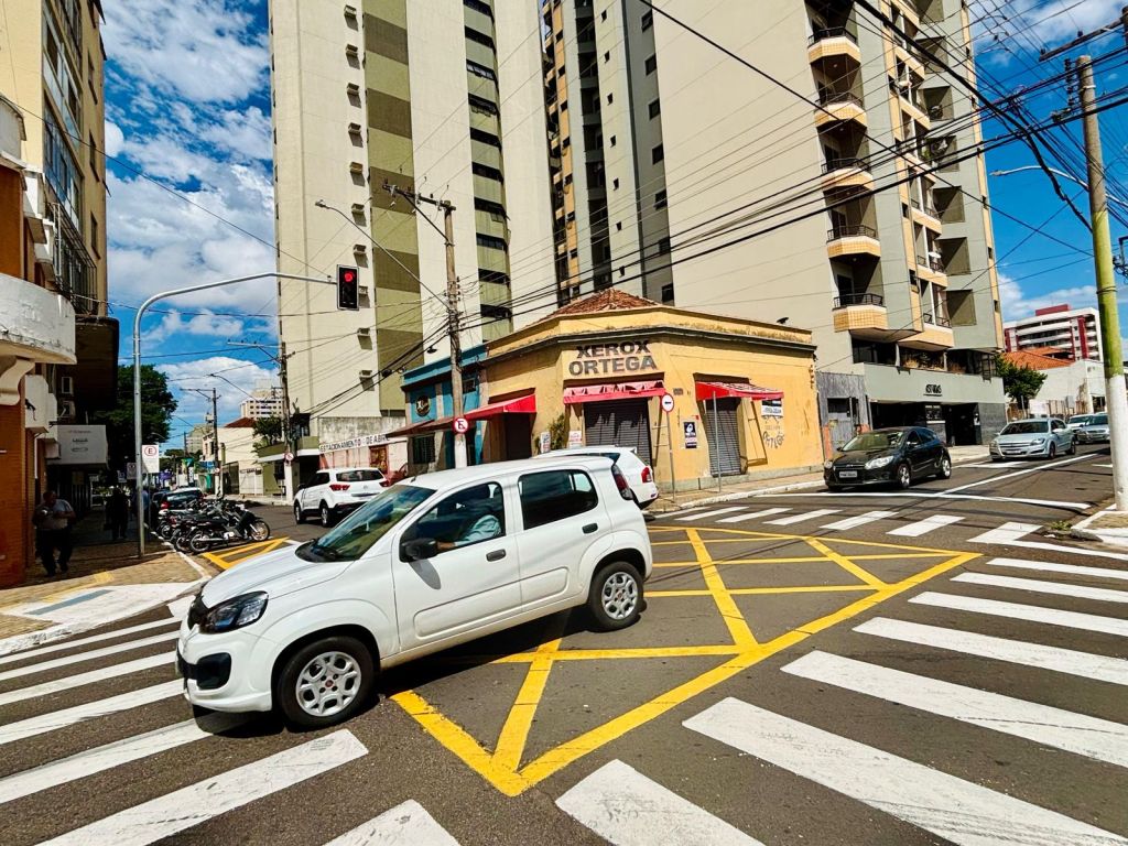 Ponto crítico no trânsito de Marília recebe instalação de&nbsp;semáforos