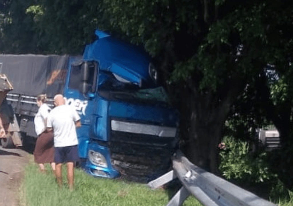 Motorista de carreta morre após cruzar rodovia e colidir com árvores em&nbsp;Marília