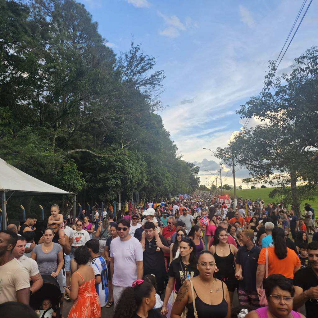 Esquadrilha da Fumaça reúne milhares de pessoas na avenida Brig. Eduardo&nbsp;Gomes