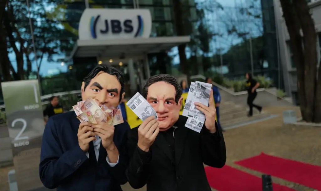 Ativistas do Greenpeace são detidos após protesto na sede da&nbsp;JBS