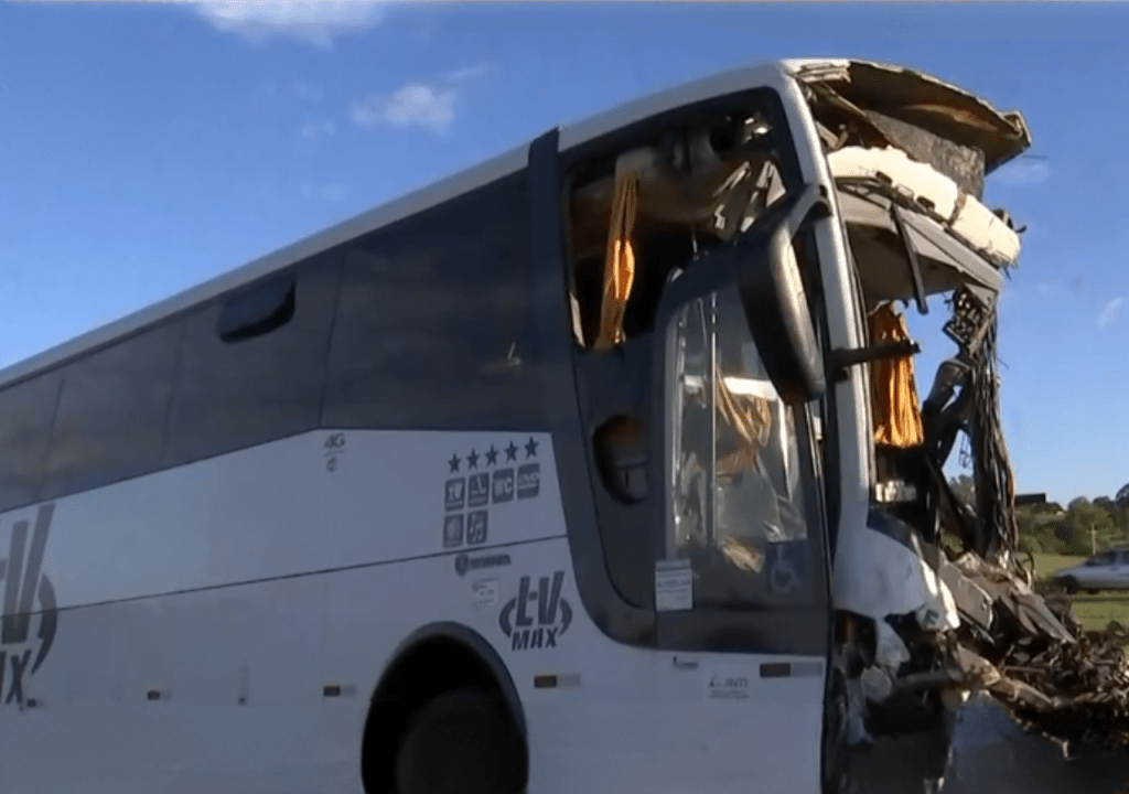 Motorista morre após bater como ônibus em traseira de carreta em Rodovia da Região; nove pessoas ficaram&nbsp;feridas
