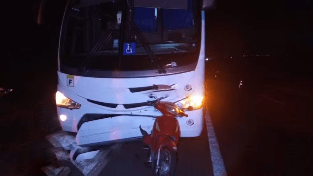 Duas pessoas ficam gravemente feridas em acidente entre moto e ônibus na Rodovia Marechal Rondon na&nbsp;Região