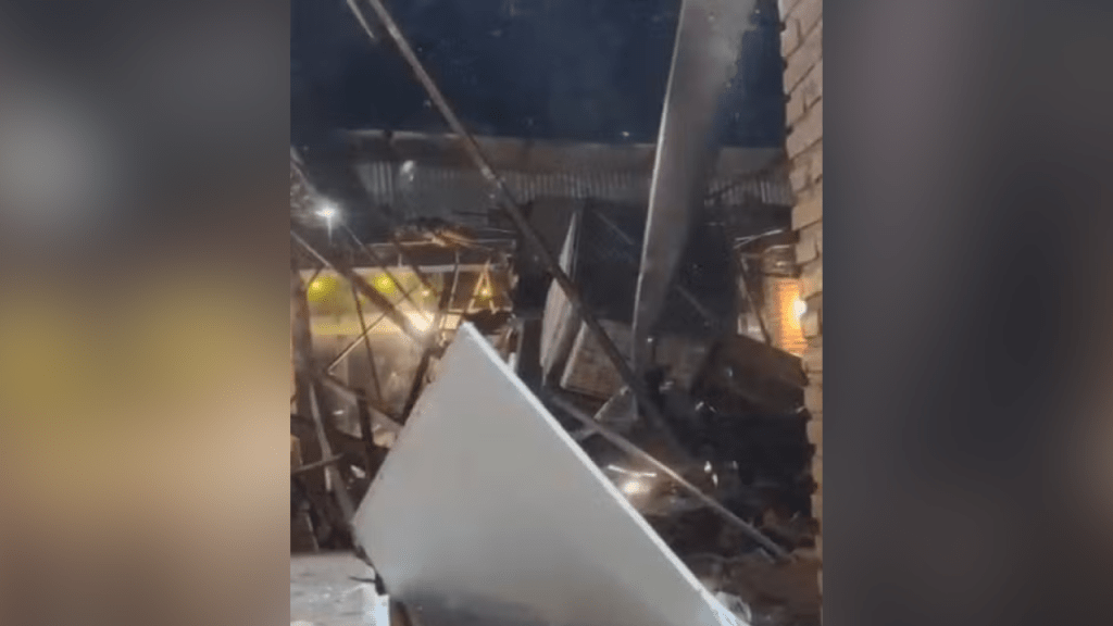 Vídeo registra teto de pizzaria desabar em cidade da&nbsp;Região