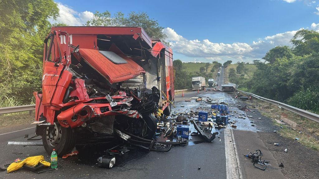 Grave acidente entre caminhões deixa duas vítimas fatais na BR-153 em&nbsp;Ocauçu