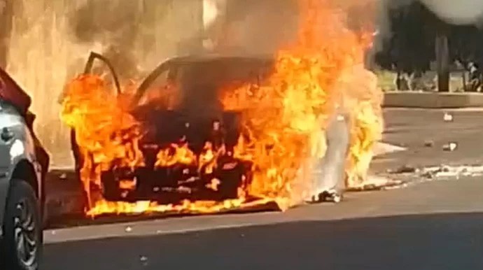 Jovem é morto a facadas no centro de Campos Novos Paulista; suspeito foi preso e teve o carro&nbsp;incendiado