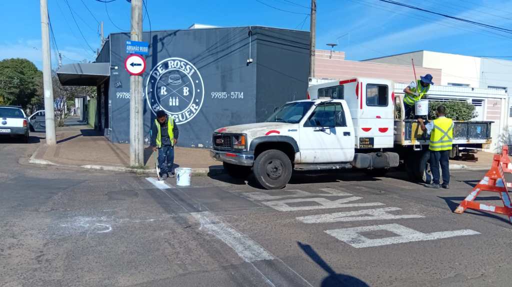 Emdurb realiza sinalização de vias e de pontos de ônibus na zona Oeste e manutenção do cemitério de&nbsp;Avencas