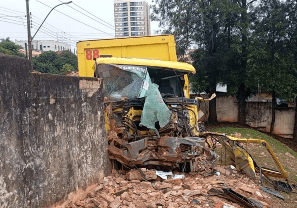 Caminhão carregado de bebidas bate em muro na SP-294 e homem fica preso nas&nbsp;ferragens