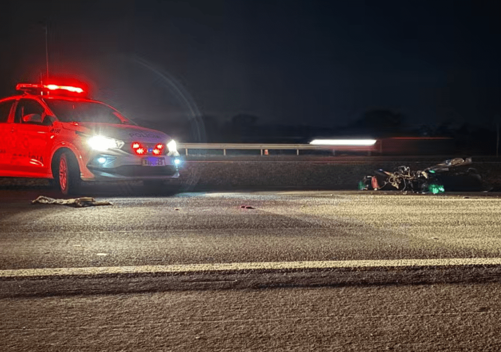 Trânsito Fatal: Mulher morre atropelada por ônibus, após ser arremessada da moto, em Rodovia da&nbsp;Região