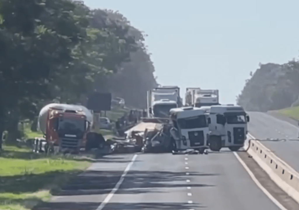 Motociclista morre em acidente grave envolvendo três caminhões em rodovia na&nbsp;Região
