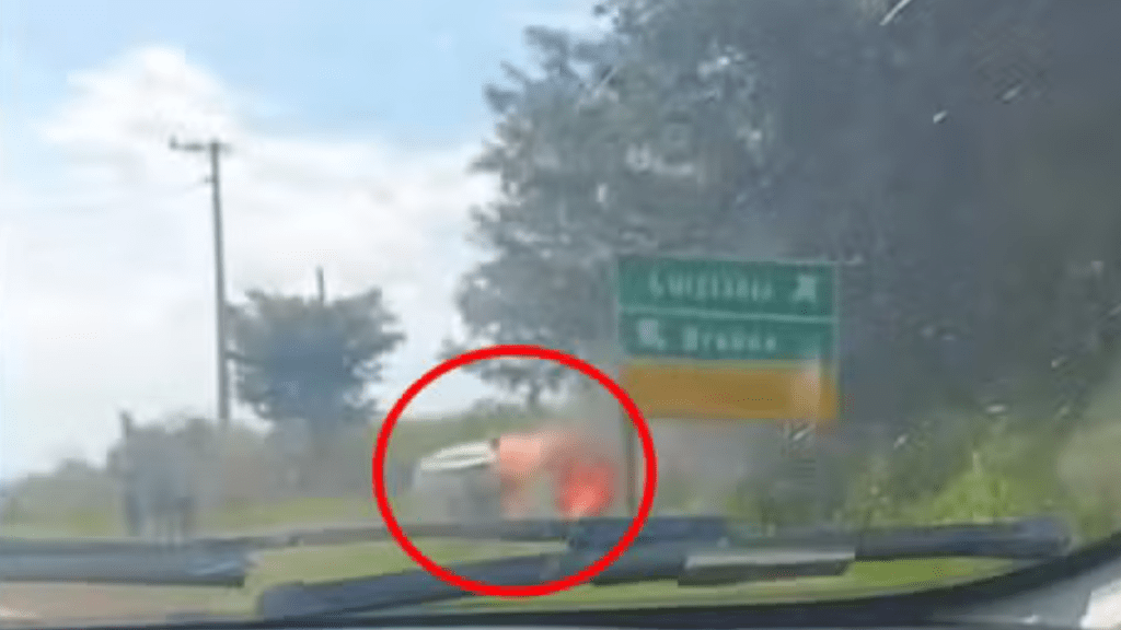 Homem capota carro em fuga da polícia e veículo pega fogo na&nbsp;Região