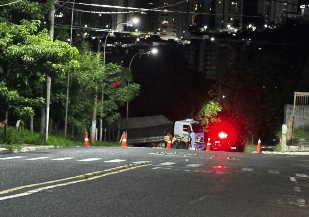 Carreta com 25 toneladas de farinha tomba em canaleta e interdita acesso a&nbsp;Marília