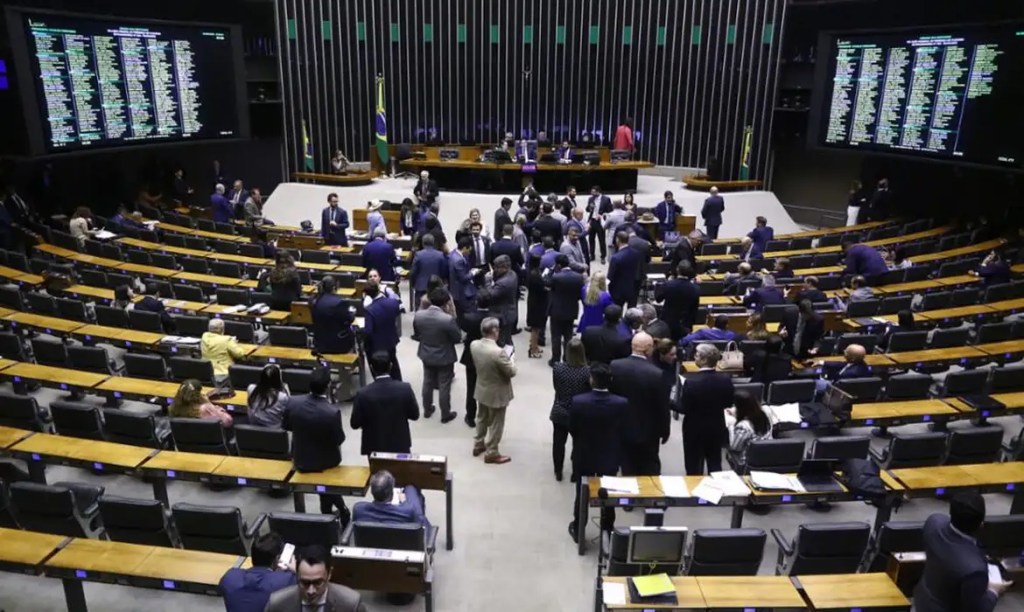 Projeto que aumenta número de deputados para 531 tem urgência&nbsp;aprovada