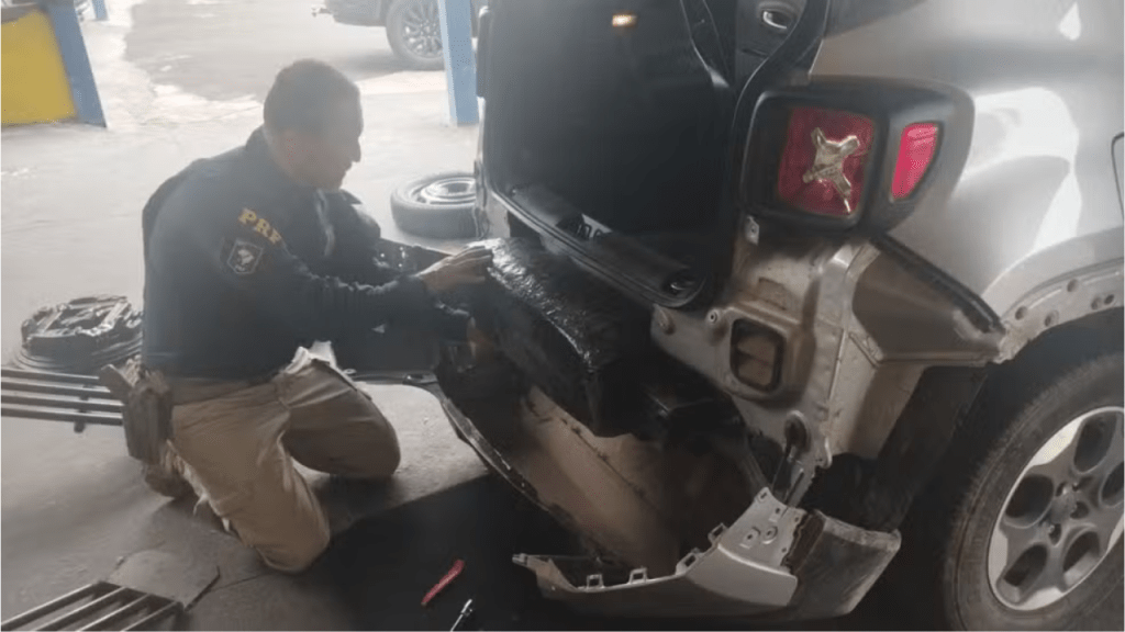 Mulher é presa em Marília transportando quase 20 kg de pasta base de cocaína escondidos em&nbsp;carro