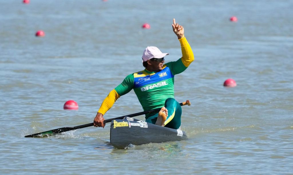 Isaquias Queiroz garante ouro na Copa do Mundo de canoagem&nbsp;velocidade