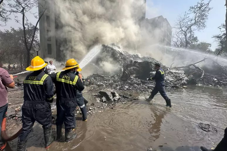 Tragédia: Avião com 242 pessoas cai perto de aeroporto na Índia; operações de resgate&nbsp;continuam