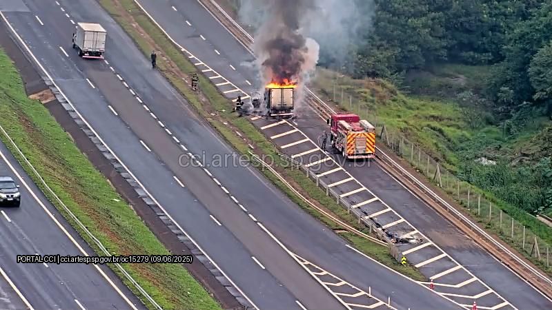 Caminhão pega fogo e interdita totalmente a SP-225 na&nbsp;Região