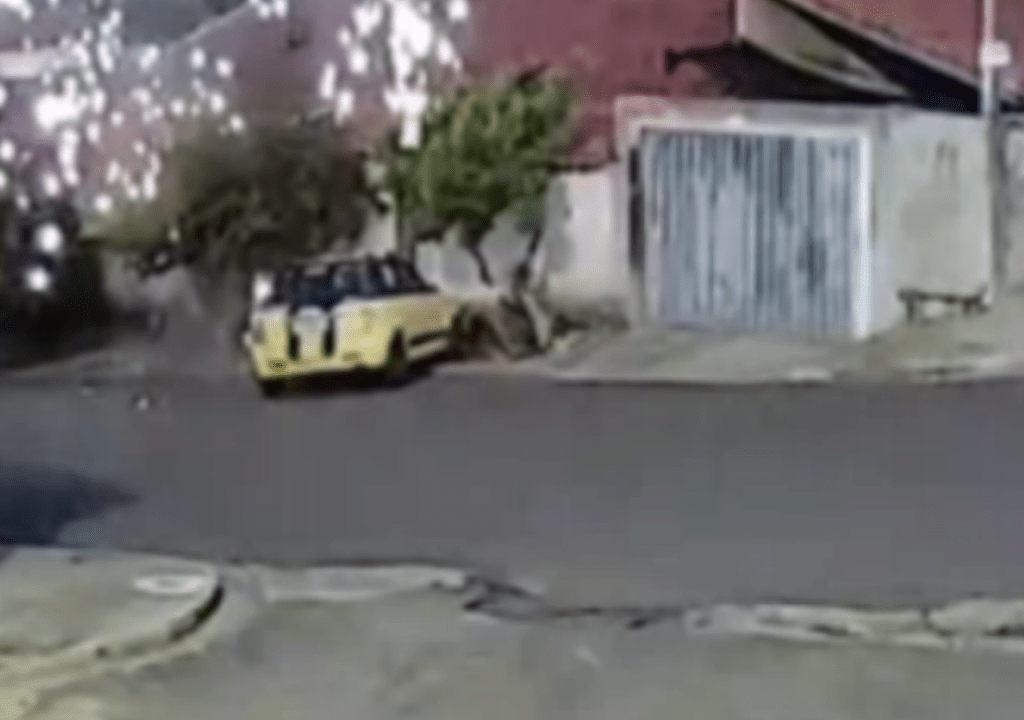 Grávida perde o bebê após carro bater em poste de energia na Região&nbsp;(vídeo)